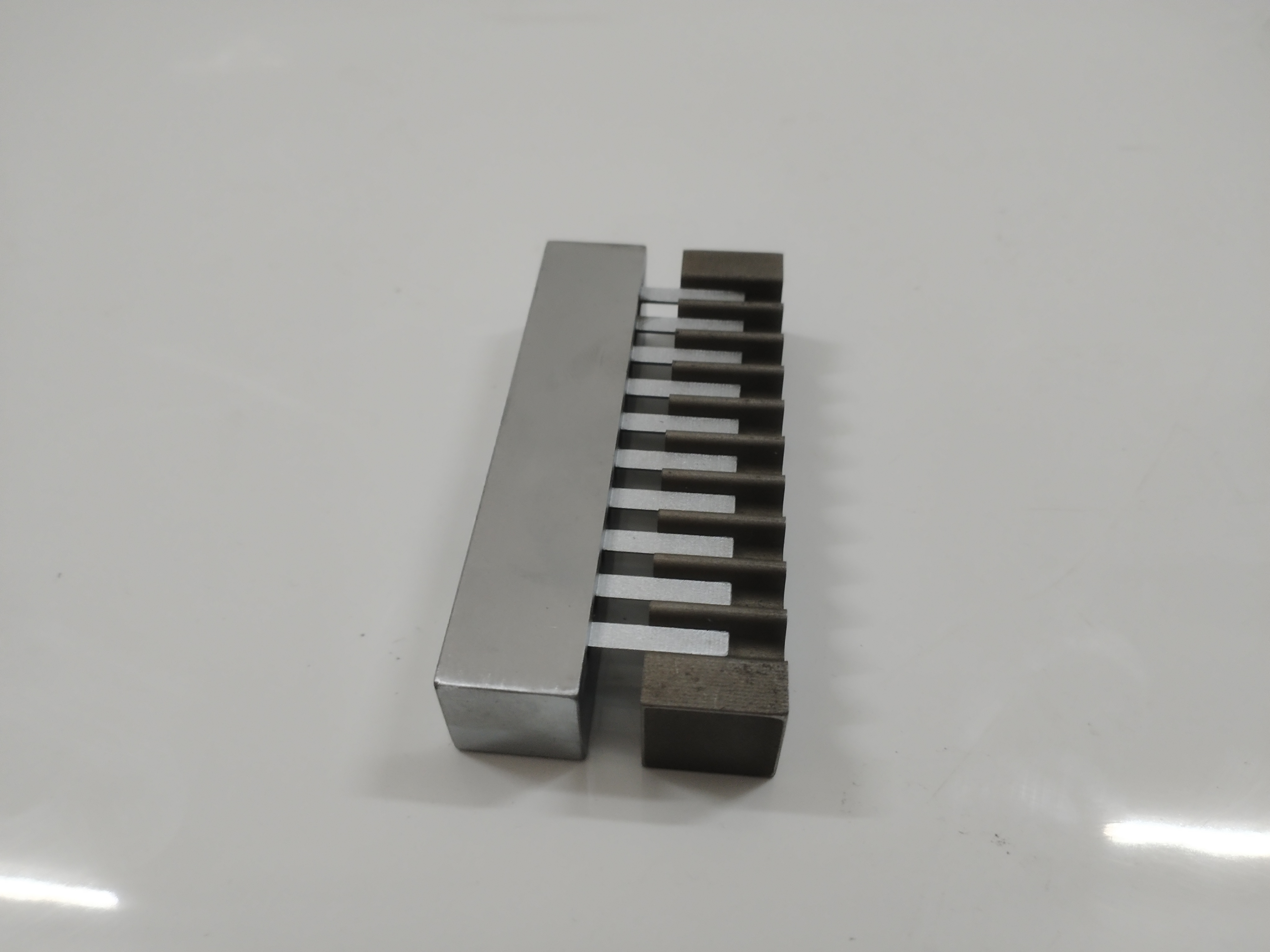 Картонный вертикальный флютер