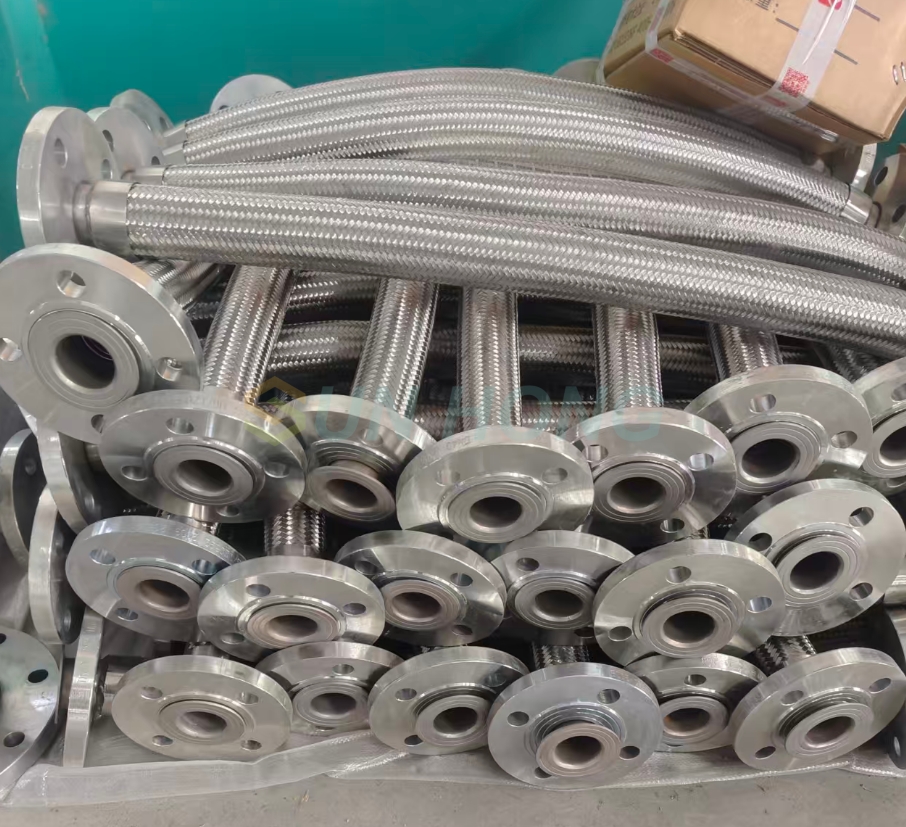 Гибкий шланг с вращающимся соединением