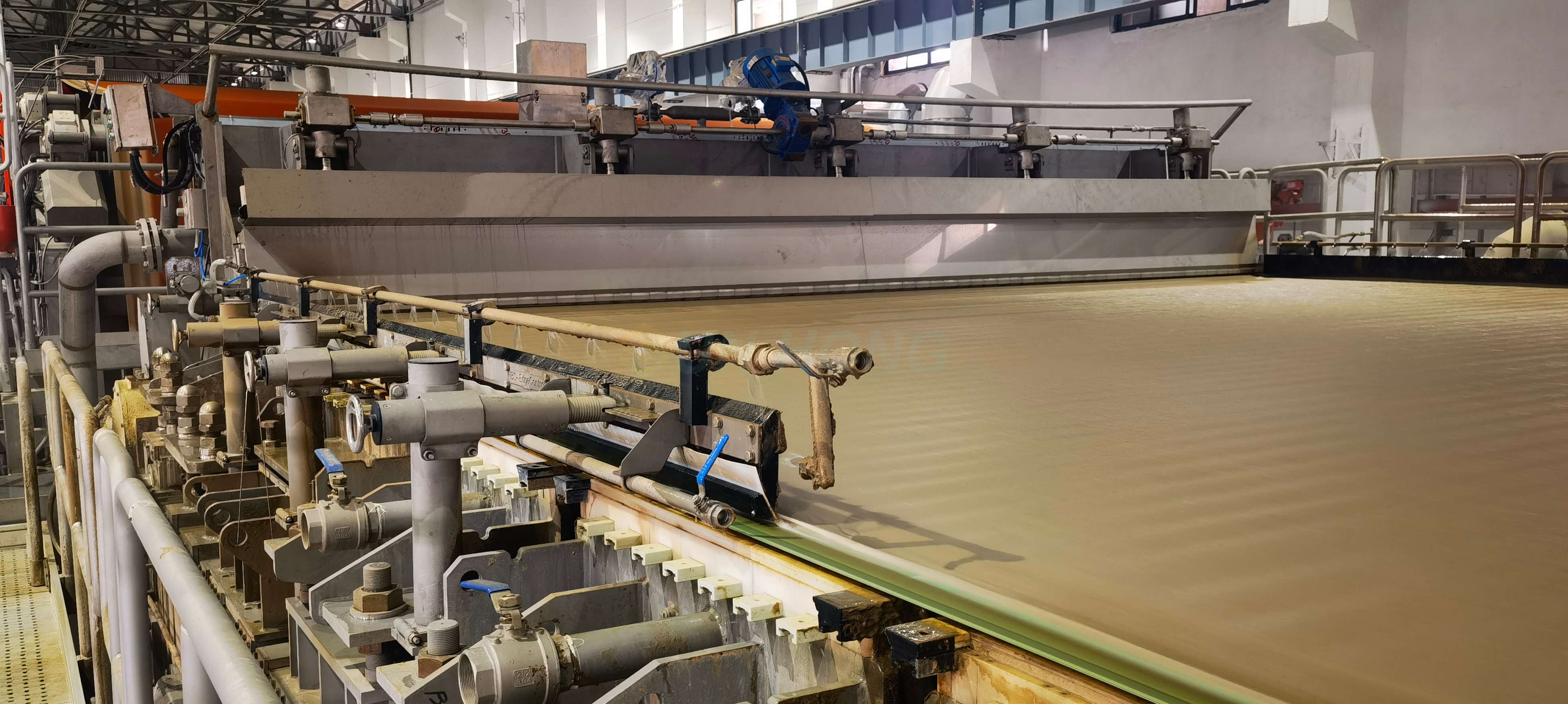 Нанесение ткани на бумагоделательную машину