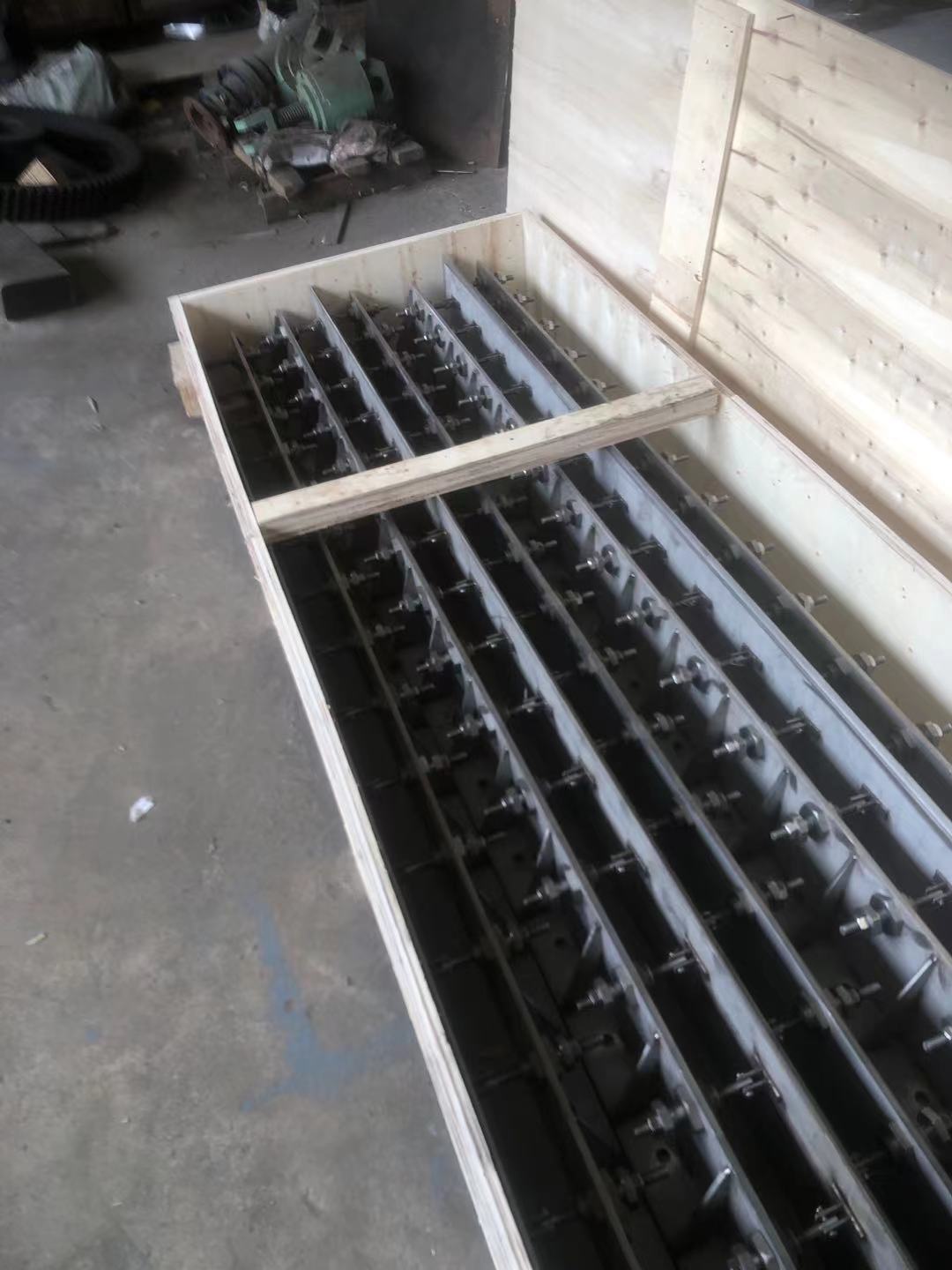 губа напорного ящика